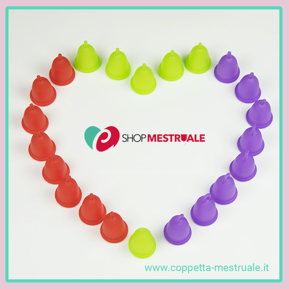 un cuore fatto con  diverse coppette mestruali di diversi colori 